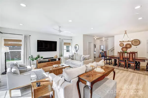 526 Seldon DR, Charlotte, NC 28216