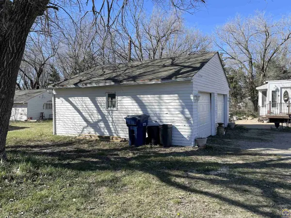 28466 Keene-Eskridge RD, Maple Hill, KS 66507