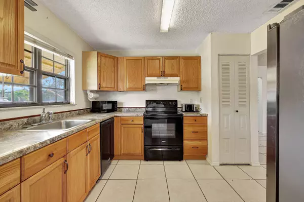 1521 SE Collette CIR, Port Saint Lucie, FL 34952