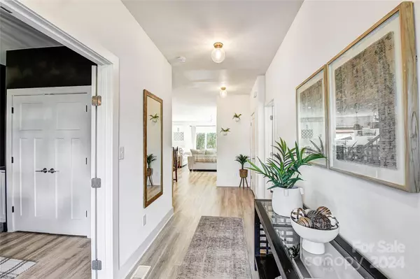 526 Seldon DR, Charlotte, NC 28216