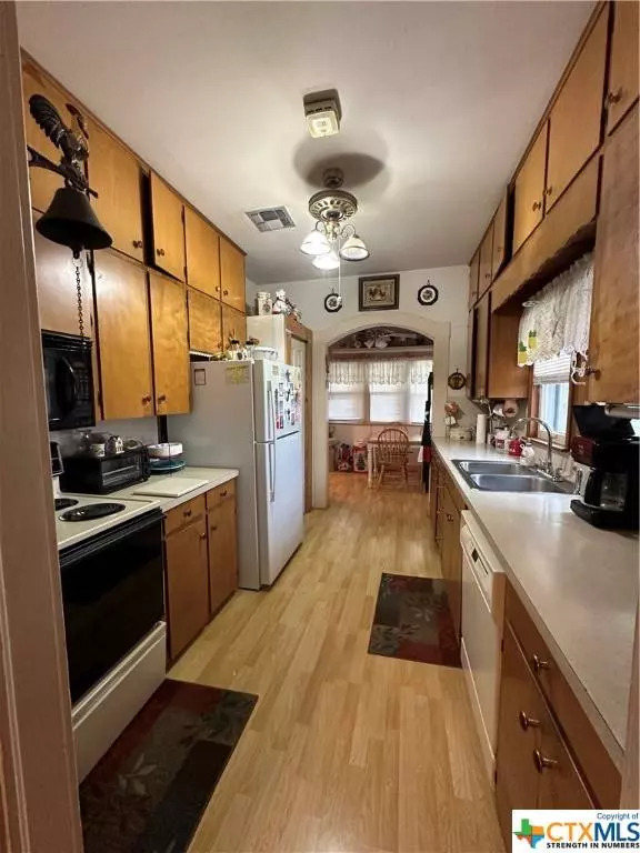 307 Fairwinds ST, Hallettsville, TX 77964