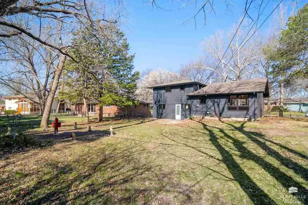 2815 Oregon LN, Manhattan, KS 66502