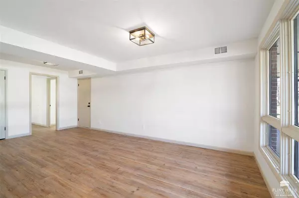 2815 Oregon LN, Manhattan, KS 66502