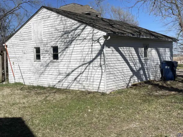 28466 Keene-Eskridge RD, Maple Hill, KS 66507