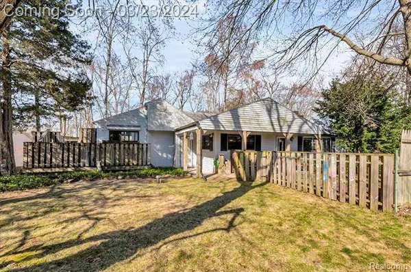 2298 GLEN IRIS Drive, Commerce Twp, MI 48382