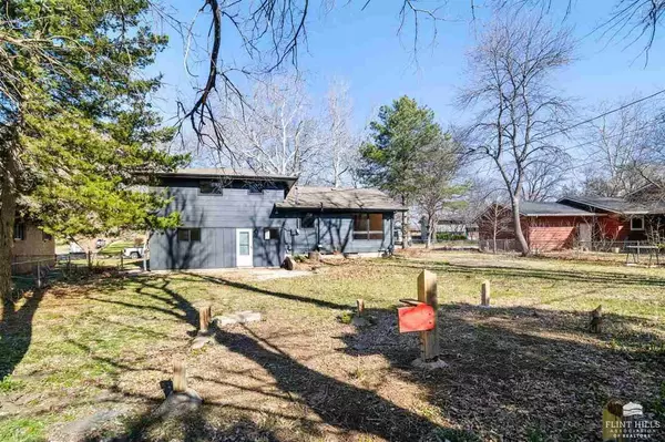 2815 Oregon LN, Manhattan, KS 66502