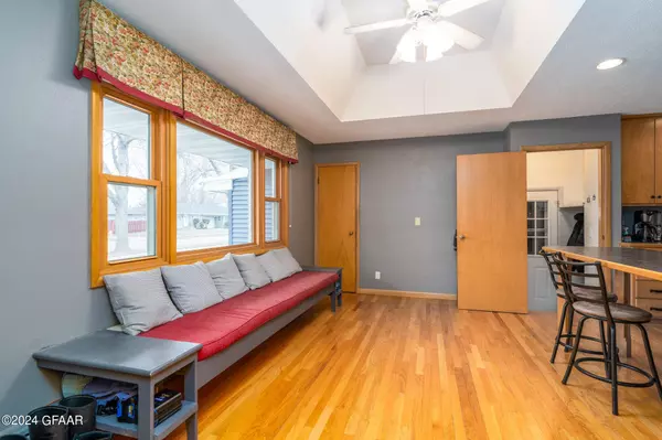 2303 CHESTNUT Street, Grand Forks, ND 58201