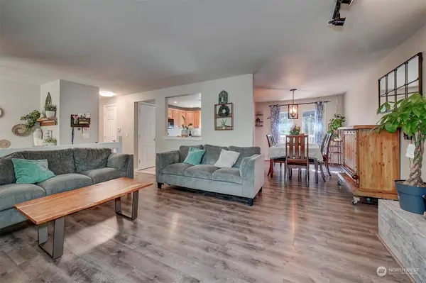 8185 NE View Ridge LN, Poulsbo, WA 98370