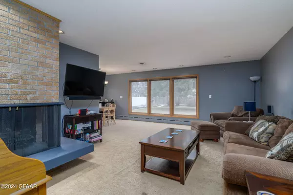 2303 CHESTNUT Street, Grand Forks, ND 58201