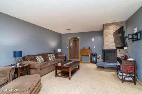 2303 CHESTNUT Street, Grand Forks, ND 58201