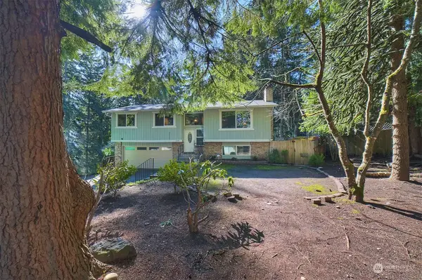 8185 NE View Ridge LN, Poulsbo, WA 98370