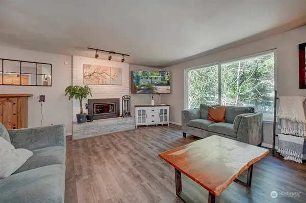 8185 NE View Ridge LN, Poulsbo, WA 98370