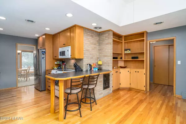 2303 CHESTNUT Street, Grand Forks, ND 58201