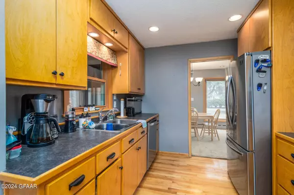 2303 CHESTNUT Street, Grand Forks, ND 58201