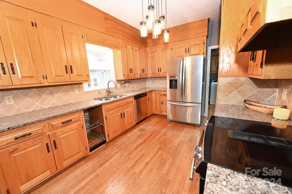 215 32nd AVE NW, Hickory, NC 28601