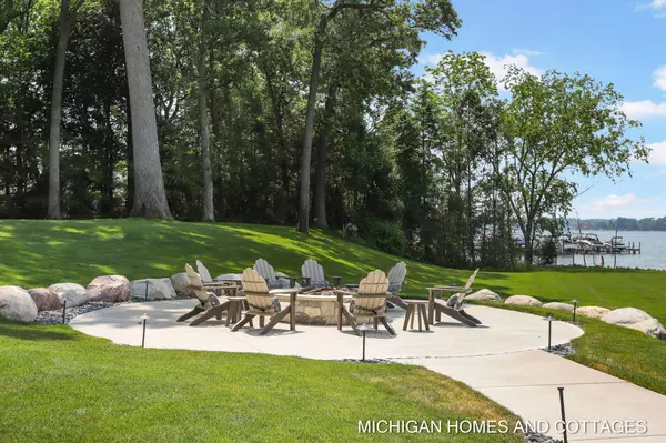 709 Bay Shore Drive, Holland, MI 49424