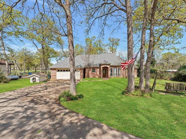 4 Bobby Jones LN, Hilltop Lakes, TX 77871