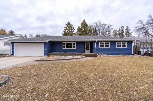 2303 CHESTNUT Street, Grand Forks, ND 58201