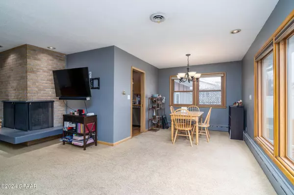 2303 CHESTNUT Street, Grand Forks, ND 58201