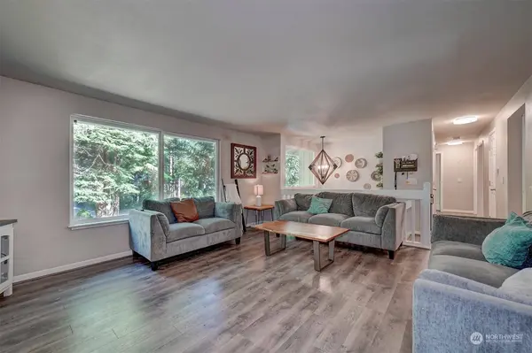 8185 NE View Ridge LN, Poulsbo, WA 98370