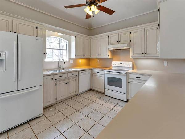 4 Bobby Jones LN, Hilltop Lakes, TX 77871