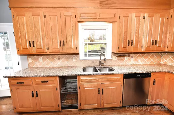 215 32nd AVE NW, Hickory, NC 28601