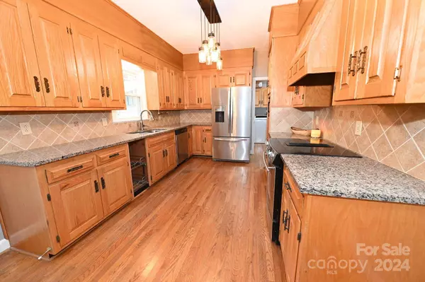 215 32nd AVE NW, Hickory, NC 28601