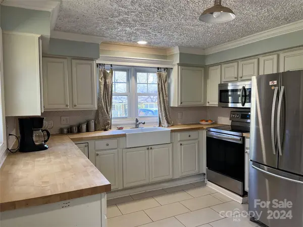 2624 Setzers Creek RD, Lenoir, NC 28645