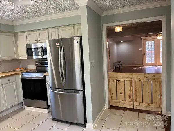 2624 Setzers Creek RD, Lenoir, NC 28645