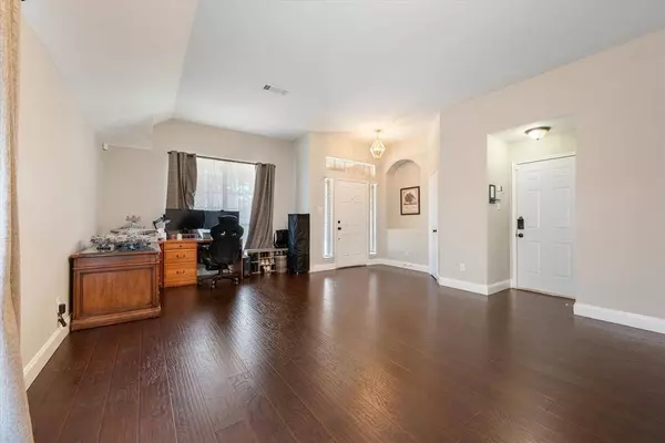 528 Lowery Oaks Trail, Fort Worth, TX 76120