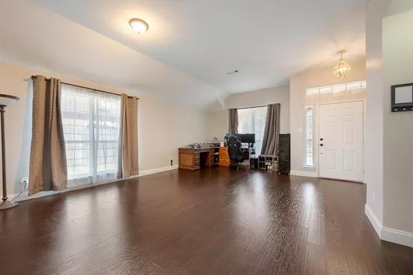 528 Lowery Oaks Trail, Fort Worth, TX 76120