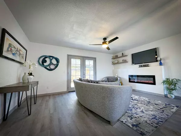 345 S Lindley DR, Sacramento, CA 95815