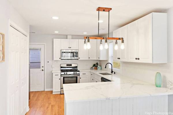 718 Sheridan DR, Wauconda, IL 60084