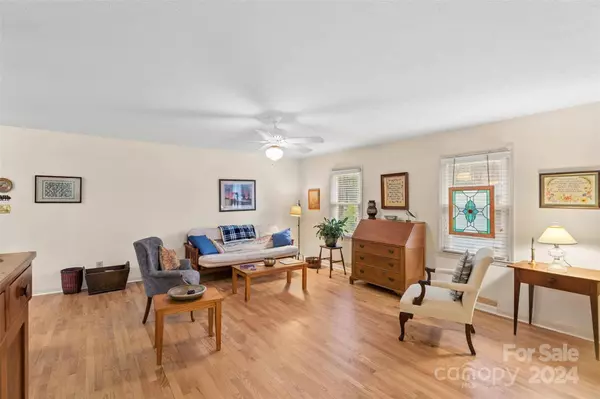 206 Sherwood PL #8, Morganton, NC 28655