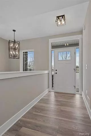 11050 MAIN Road, Fenton, MI 48430