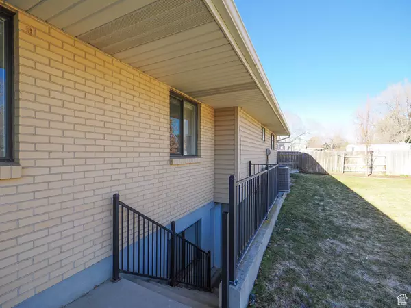 1811 E CRESCENT VIEW DR S, Sandy, UT 84094