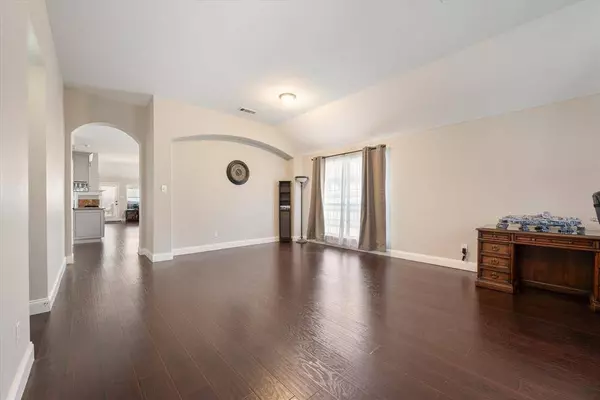 528 Lowery Oaks Trail, Fort Worth, TX 76120