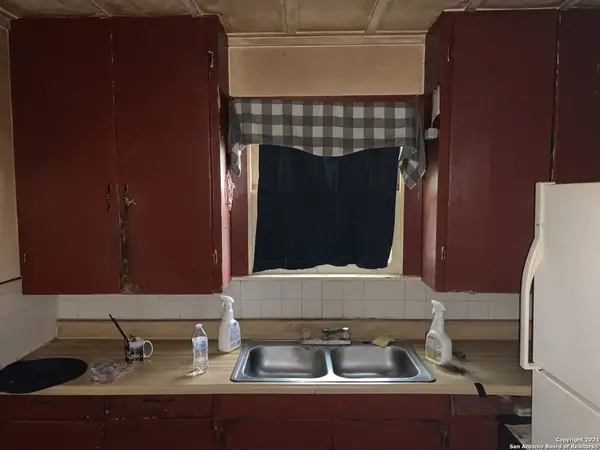 723 LEONA ST, Uvalde, TX 78801-4533