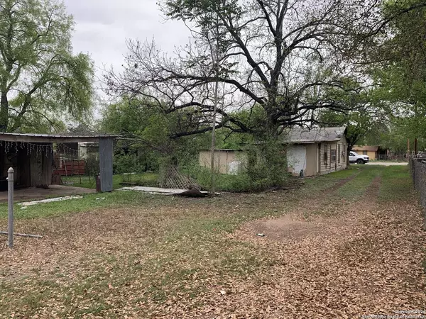 723 LEONA ST, Uvalde, TX 78801-4533