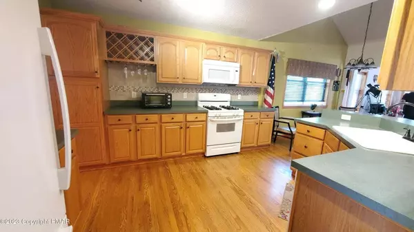 7323 Mohican Ln, Tobyhanna, PA 18466