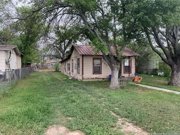 723 LEONA ST, Uvalde, TX 78801-4533