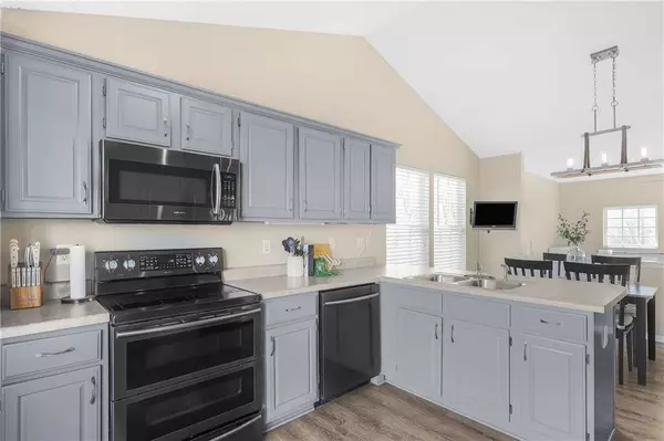 1230 Starbrooke DR, Louisburg, KS 66053