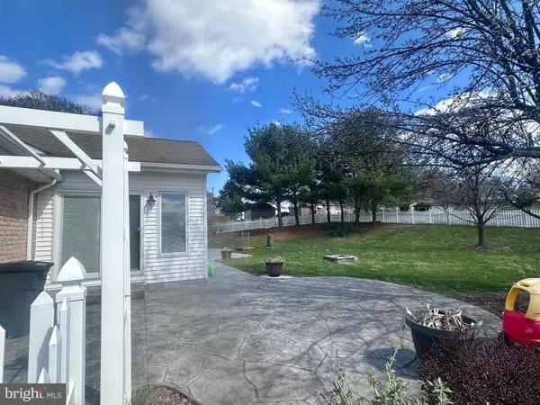 3924 FARM DR, York, PA 17402