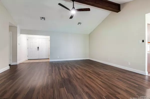 6843 MICKEY MANTLE DR, San Antonio, TX 78240-2943