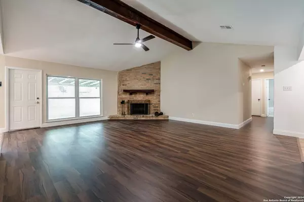 6843 MICKEY MANTLE DR, San Antonio, TX 78240-2943