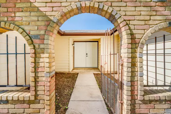 6843 MICKEY MANTLE DR, San Antonio, TX 78240-2943