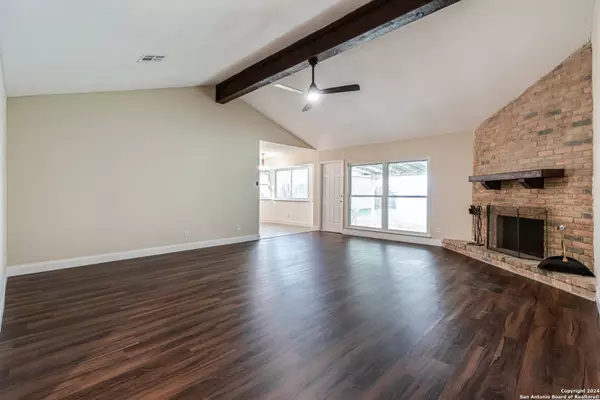 6843 MICKEY MANTLE DR, San Antonio, TX 78240-2943