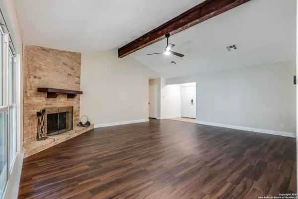 6843 MICKEY MANTLE DR, San Antonio, TX 78240-2943