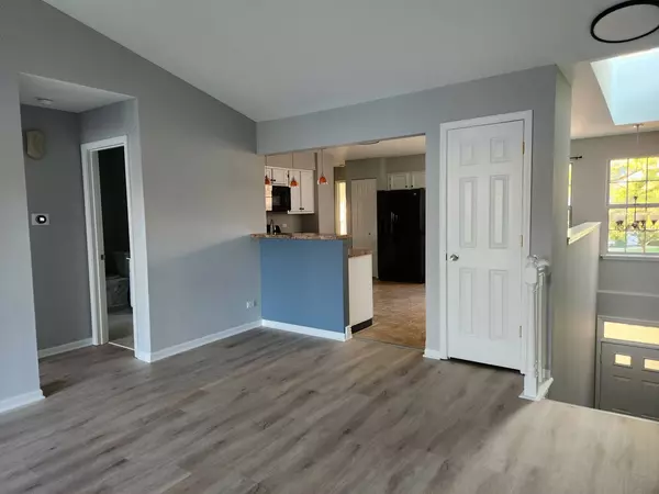 746 W Streamwood Boulevard #B, Streamwood, IL 60107