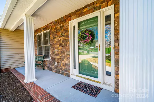 2708 Touchstone CIR, Newton, NC 28658